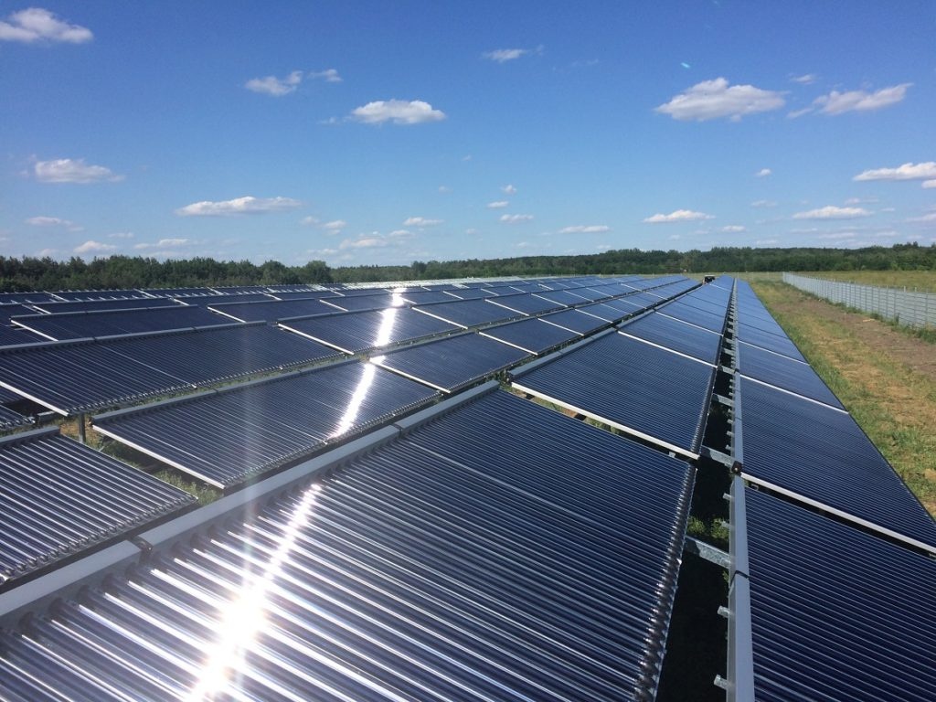 Solarthermie im Großen: Fernwärme aus der Sonne